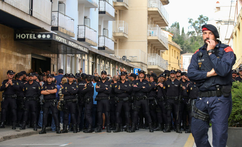 © Reuters. Unos Mossos desmoralizados y divididos, ante el dilema del 155