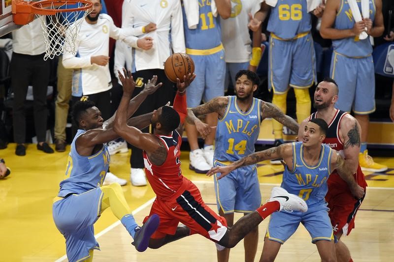 © Reuters. ليكرز يهزم ويزاردز في دوري السلة الأمريكي