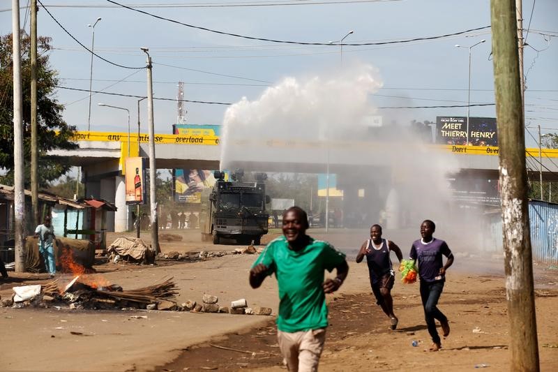© Reuters. إطلاق نار وحرق حواجز في بداية جولة الإعادة في انتخابات كينيا