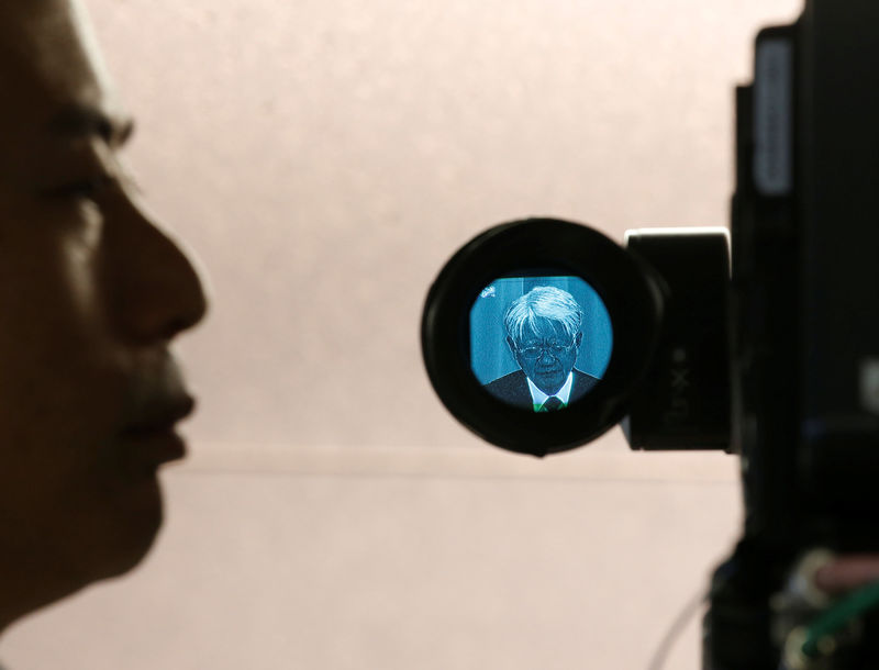 © Reuters. Kobe Steel President and CEO Hiroya Kawasaki is seen on a view finder of a TV camera as he attends a news conference in Tokyo