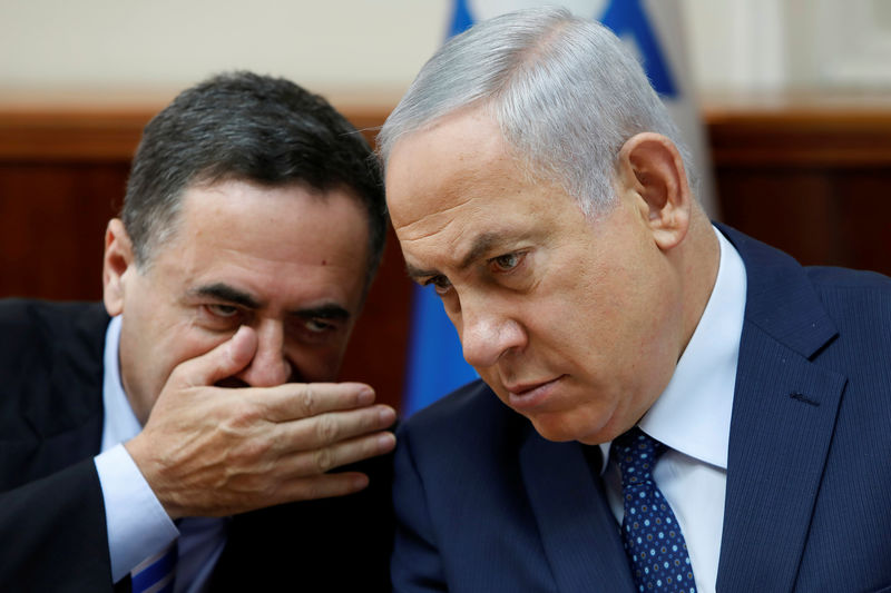 © Reuters. Israeli Prime Minister Benjamin Netanyahu listens to Transportation and Intelligence Minister Yisrael Katz during the weekly cabinet meeting at his Jerusalem office