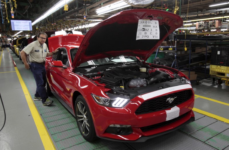 © Reuters. FILE PHOTO: A 2015 Ford Mustang vehicle moves down the production line at the Ford Motor Flat Rock Assembly Plant in Flat Rock, Michigan,