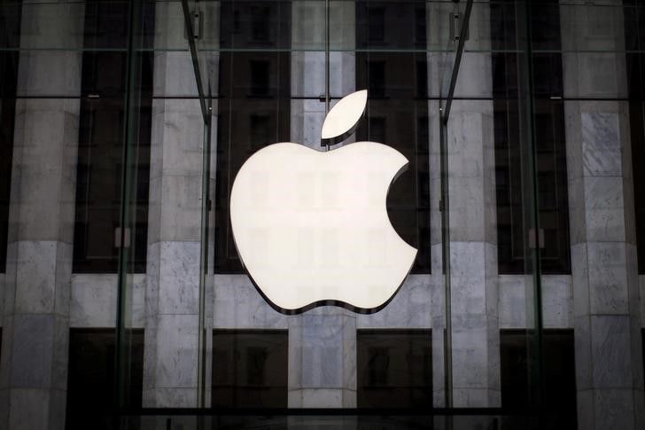 © Reuters. FILE PHOTO: An Apple logo hangs above the entrance to the Apple store on 5th Avenue in the Manhattan borough of New York City