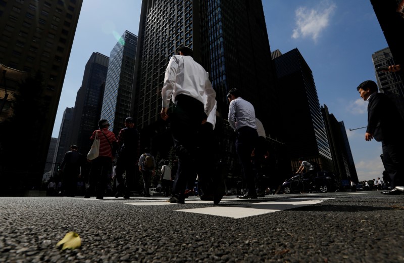 © Reuters. People walk on a crosswalk at a business district in central Tokyo