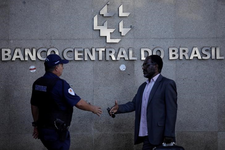 © Reuters. Pessoas são vistas em frente a sede do Banco Central, em Brasília
