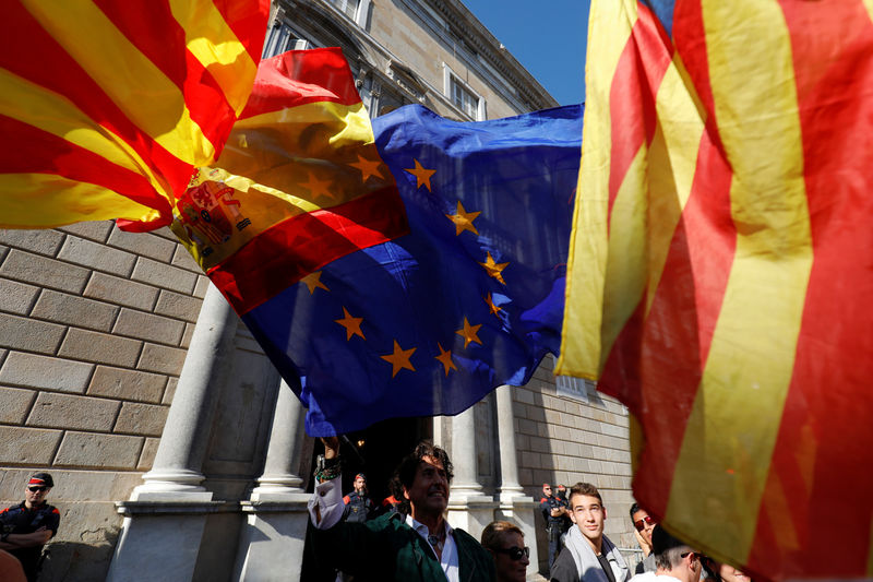 © Reuters. de Marichalar waves Spanish and European flags in front of pro-independence protestors outside the Generalitat Palace, the regional government headquarters, in Barcelona