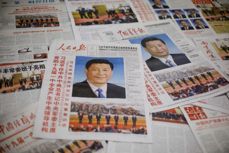 © Reuters. En la portada de un emblemático diario chino, Xi logra destacar como Mao
