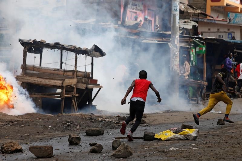 © Reuters. Kenia vuelve a votar en comicios marcados por disparos, gases lacrimógenos e incendios