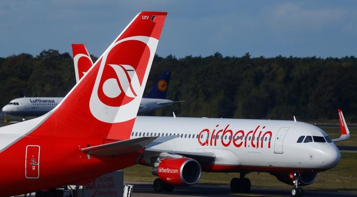 © Reuters. A Lufthansa airliner taxis next to the Air Berlin aircraft at Tegel airport in Berlin