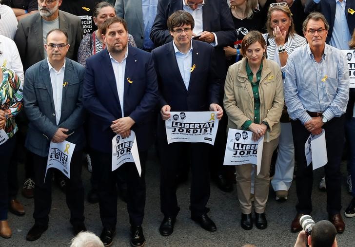 © Reuters. Líder da Catalunha, Carles Puigddemont, (C) e outras autoridade regionais participam de protesto organizado por movimentos a favor da independência da Catalunha em Barcelona, Espanha