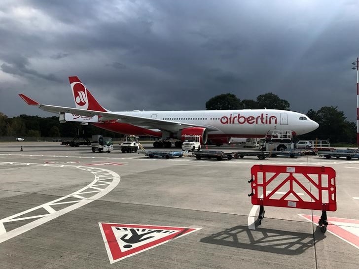 © Reuters. A German carrier Air Berlin aircraft is pictured at Tegel airport in Berlin
