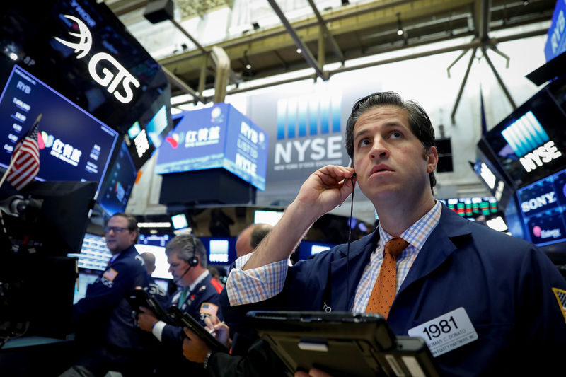 © Reuters. FILE PHOTO: Traders work on the floor  of the NYSE in New York