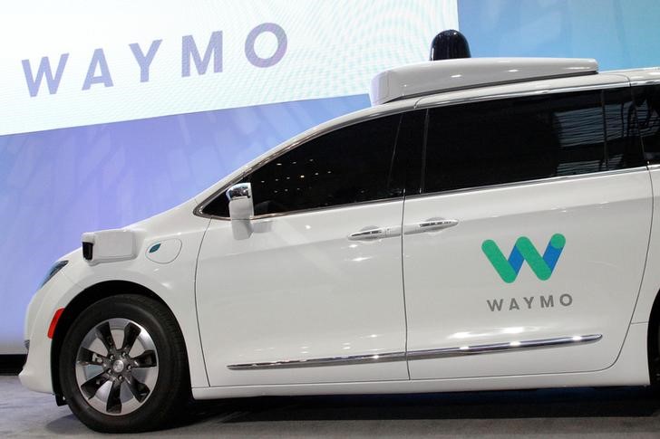 © Reuters. Carro autonomo da Waymo em parceria com a Fiat Chrysler durante evento em Detroit, Estados Unidos