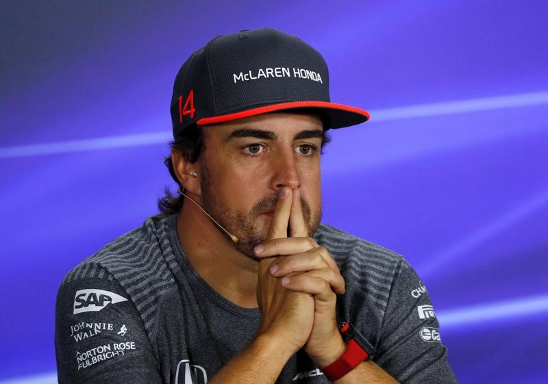 © Reuters. FILE PHOTO: McLaren F1 driver Alonso attends a news conference ahead of the Singapore F1 Grand Prix night race in Singapore