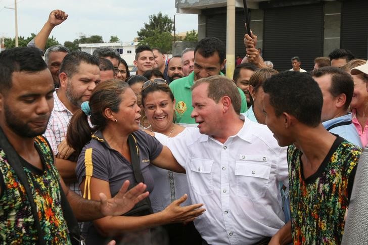 © Reuters. Juan Pablo Guanipa cumprimenta eleitores após votação em Maracaibo