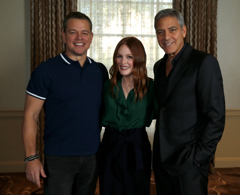 © Reuters. Diretor Clooney (D) com atores Matt Damon e Julianne Moore em Los Angeles