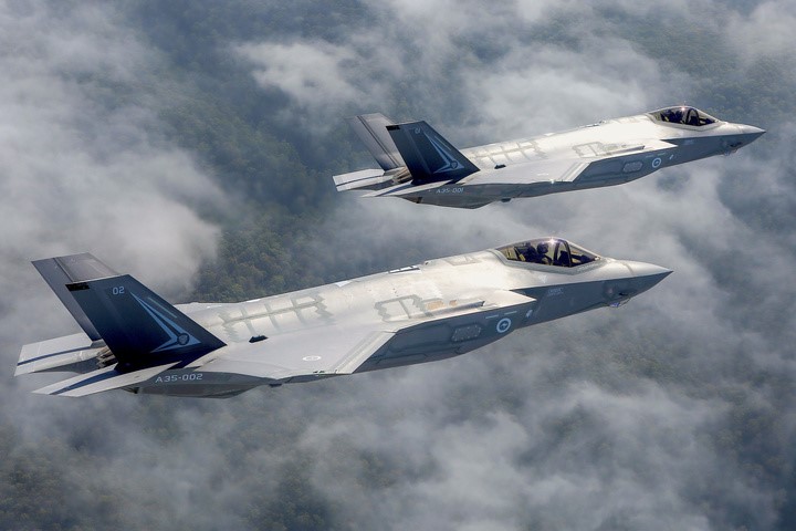 © Reuters. Two Lockheed Martin Corp F-35 stealth fighter jets fly to the Avalon Airshow in Victoria