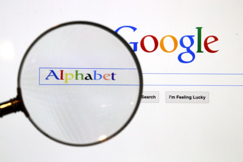 © Reuters. FILE PHOTO: A Google search page is seen through a magnifying glass in this photo illustration taken in Berlin