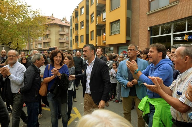 © Reuters. Santi Vila com a prefeita Anna Erra, na cidade catalã de Vic