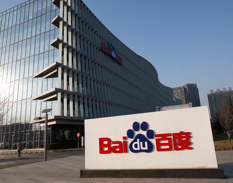 © Reuters. FILE PHOTO -  Baidu's company logo is seen at its headquarters in Beijing