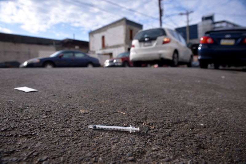 © Reuters. A needle used for shooting heroin lays in the street in the Kensington section of Philadelphia