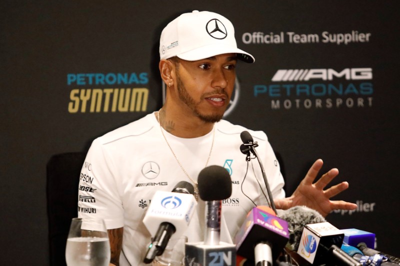 © Reuters. Mercedes' Lewis Hamilton of Britain speaks during a news conference ahead of the Mexican Grand Prix on October 29, in Mexico City