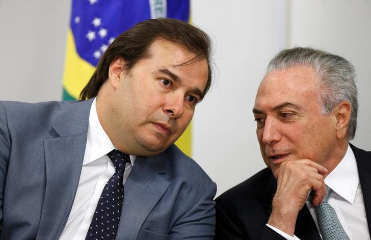 © Reuters. Presidente Temer conversa com Maia no Palácio do Planalto