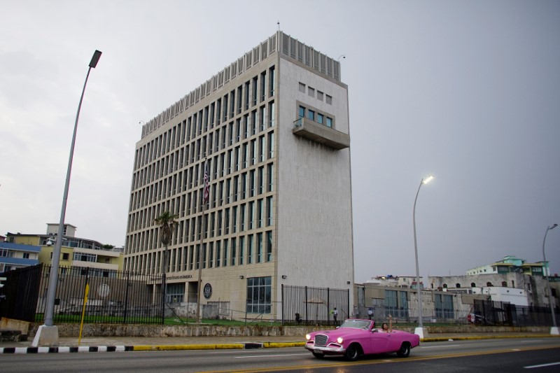 © Reuters. A car with tourists drives past the U.S. Embassy in Havana, Cuba