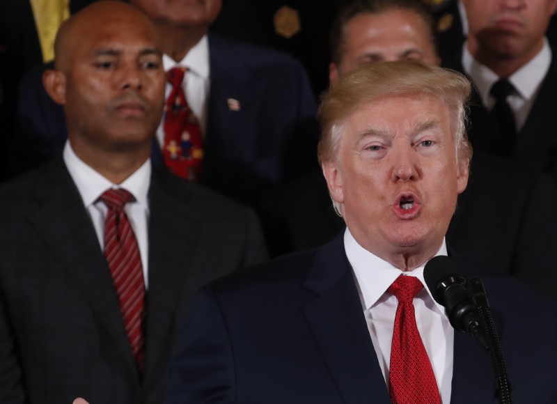 © Reuters. U.S. President Trump speaks about administration plans to combat the nation's opioid crisis in the East Room of the White House in Washington