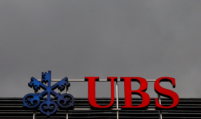 © Reuters. FILE PHOTO -  The logo of Swiss bank UBS is seen in Zurich