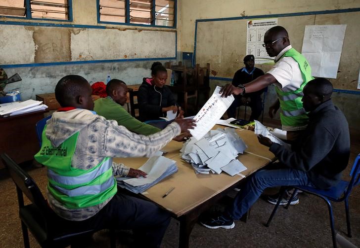© Reuters. رئيس مفوضية انتخابات كينيا: نسبة الإقبال في جولة الإعادة 34.5 بالمئة