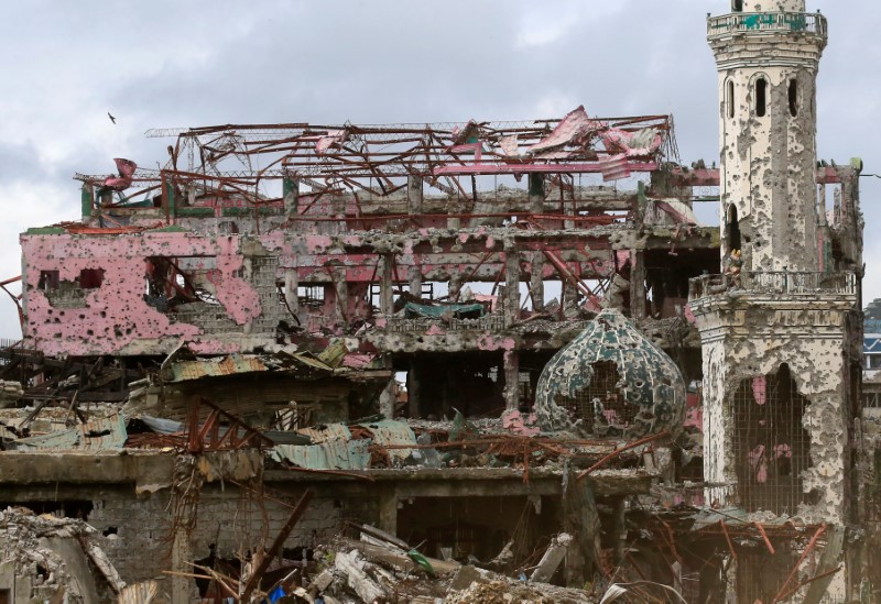 © Reuters. Damaged houses, buildings and a mosque are seen inside Marawi city