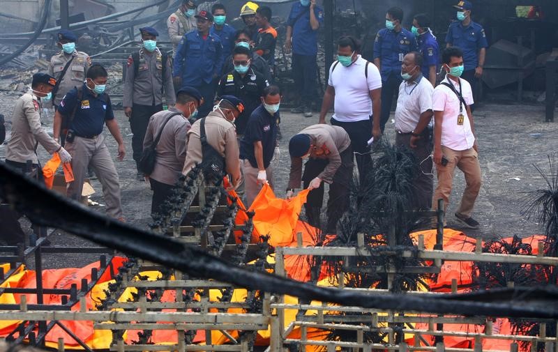 © Reuters. الشرطة الإندونيسية تمشط موقع انفجار دام بمصنع ألعاب نارية
