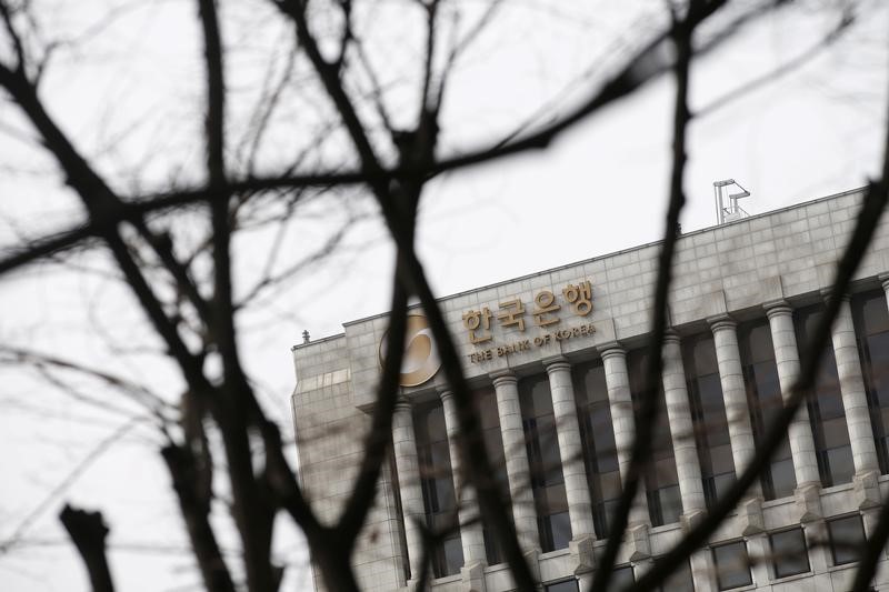 © Reuters. The logo of the Bank of Korea is seen on the top of its building in Seoul