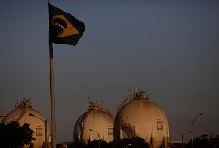 © Reuters. Нефтяные резервуары бразильской госкомпании Petrobras в Бразилиа