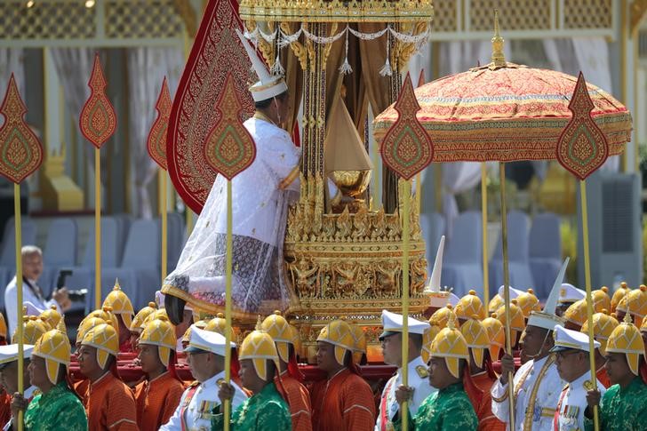 © Reuters. بعد ليلة من الدموع.. رماد جثمان ملك تايلاند الراحل يعود للقصر