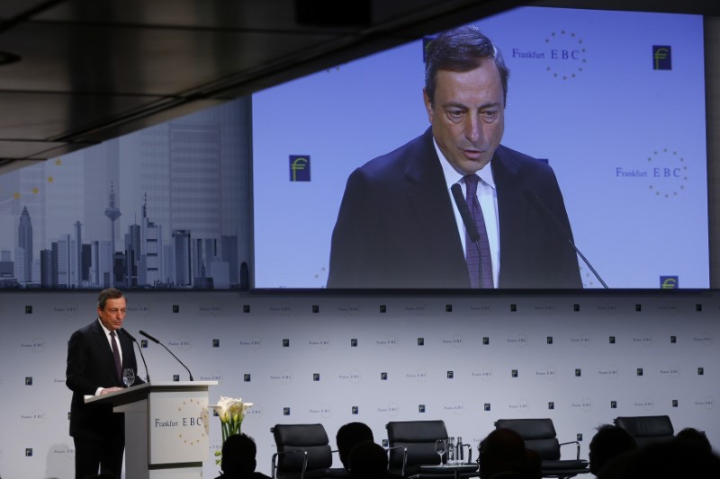 © Reuters. ECB President Draghi addresses European Banking Congress in Frankfurt