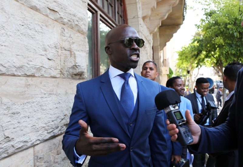 © Reuters. Finance Minister Malusi Gigaba speaks to members of the media after delivering his medium term budget speech in Parliament