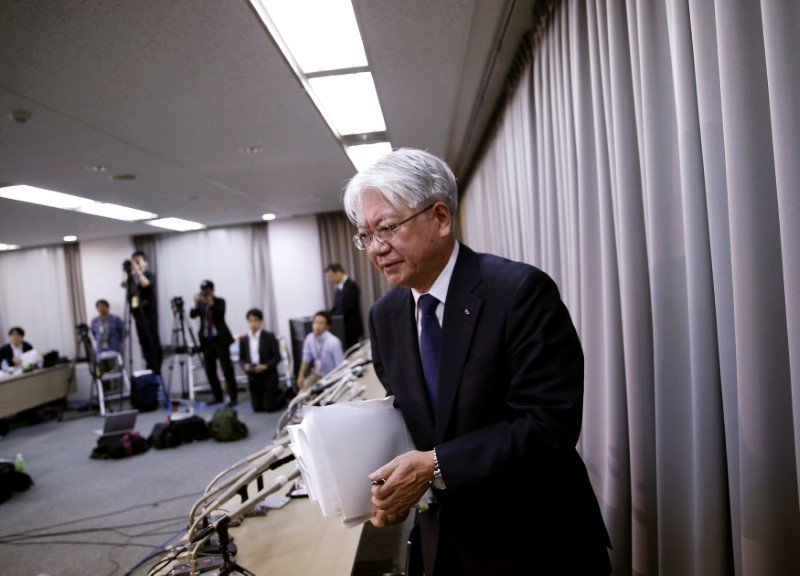 © Reuters. Kobe Steel President and CEO Hiroya Kawasaki leaves after a news conference in Tokyo