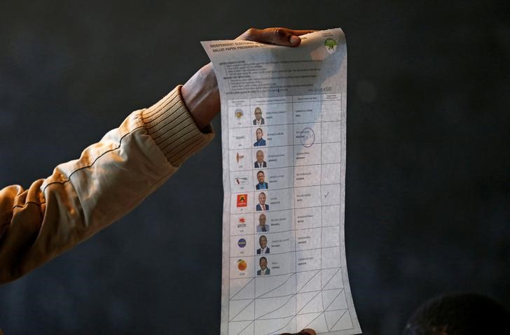 © Reuters. ضعف الإقبال يخيم على فوز كينياتا بانتخابات الرئاسية الكينية