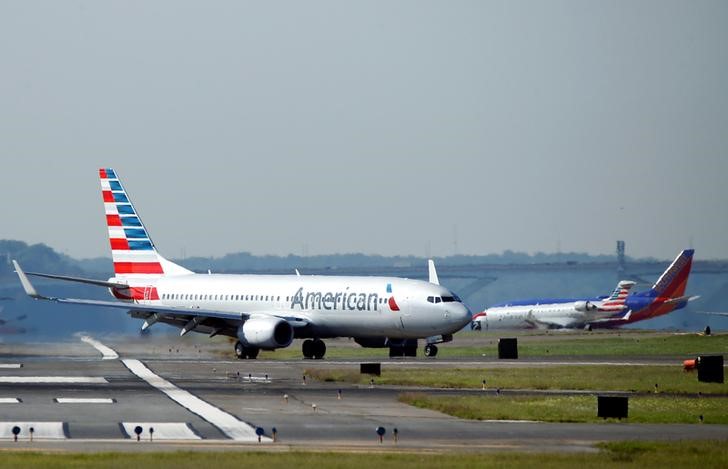 © Reuters. Самолет American Airlines в аэропорту Вашингтона