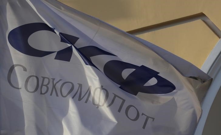 © Reuters. Флаг с логотипом Совкомфлота у штаб-квартиры компании в Санкт-Петербурге