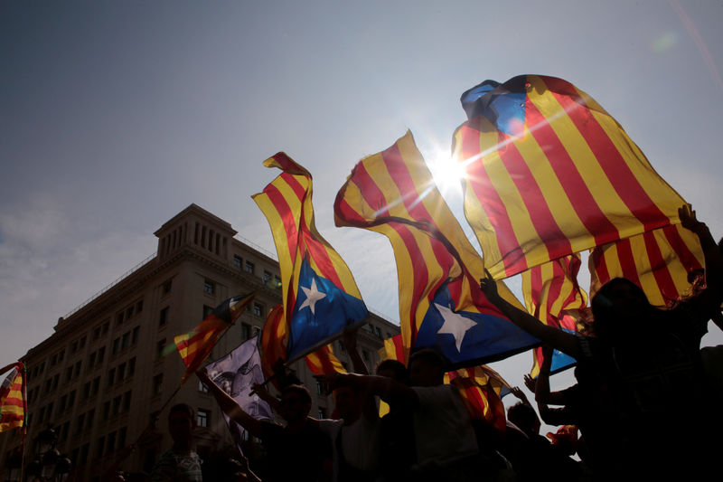 © Reuters. Manifestantes seguram bandeiras separatistas da Catalunha durante protesto, em Barcelona