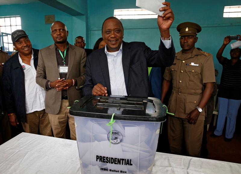 © Reuters. Presidente do Quênia, Uhuru Kenyatta, vota durante repetição da eleição presidencial em Gatundu