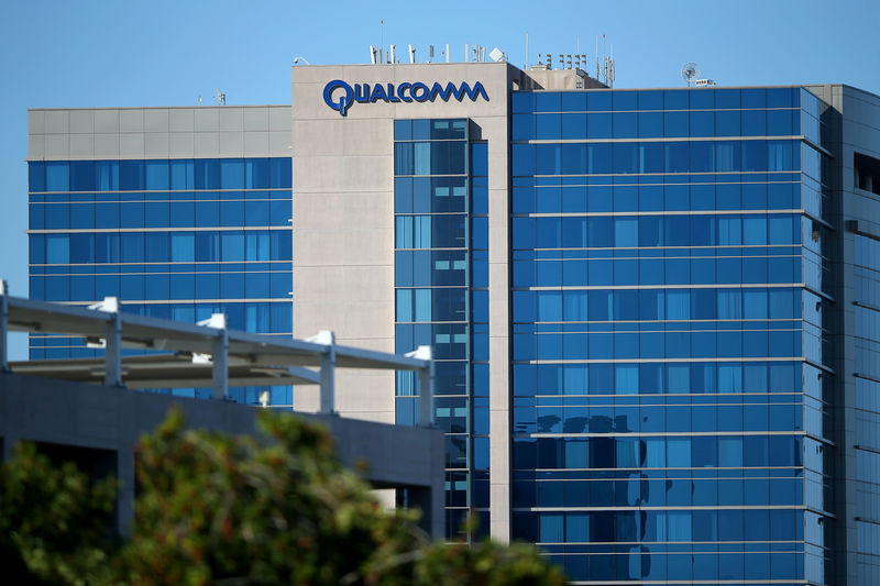 © Reuters. FILE PHOTO - The Qualcomm logo is seen on one of its buildings in San Diego, California