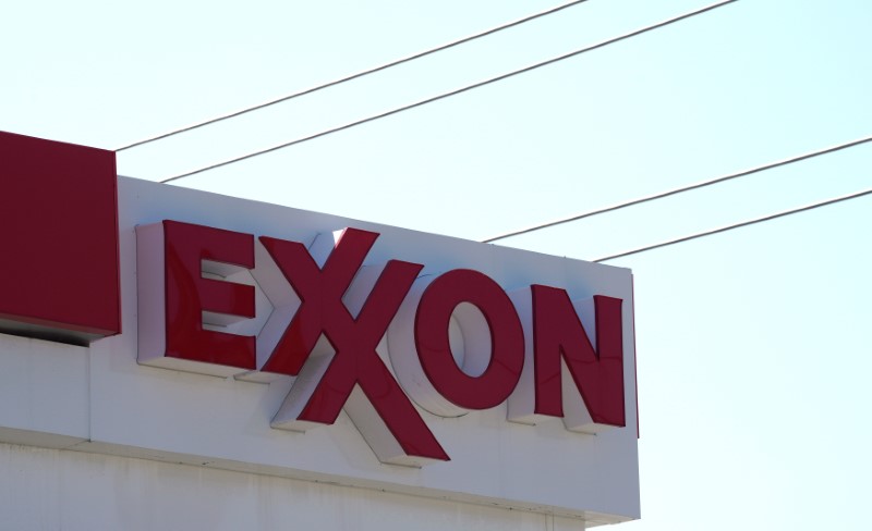 © Reuters. FILE PHOTO -  The Exxon Mobil gas station in Denver