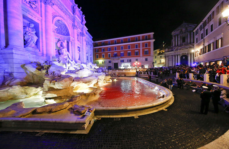 © Reuters. Fonte de Trevi é vista com águas vermelhas em Roma, Itália