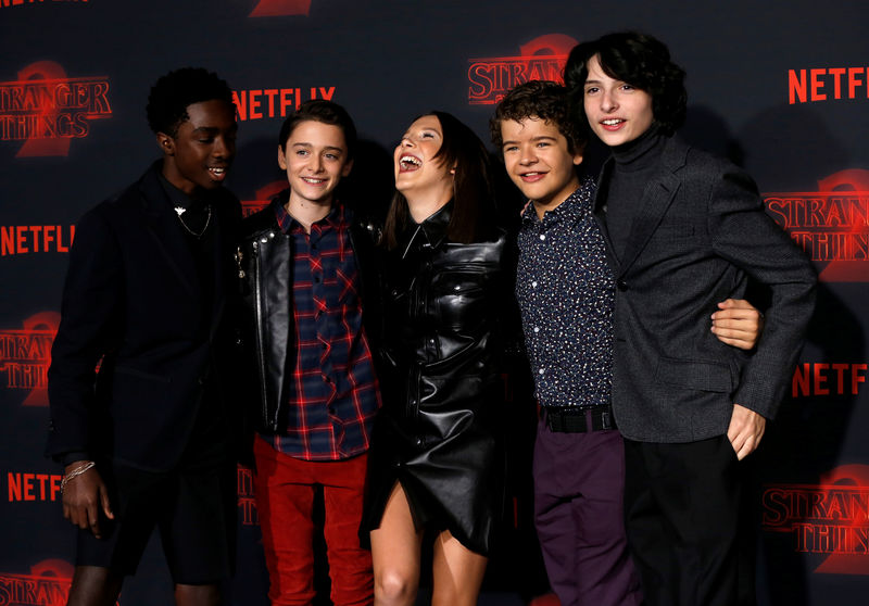 © Reuters. Elenco da série "Stranger Things" posa para foto em premiere da segunda temporada, em Los Angeles