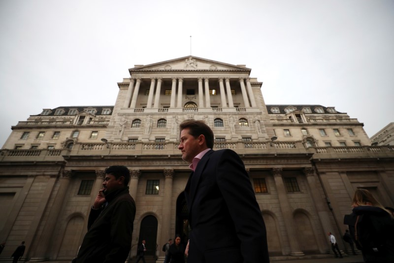 © Reuters. People walk past the Bank of England in London