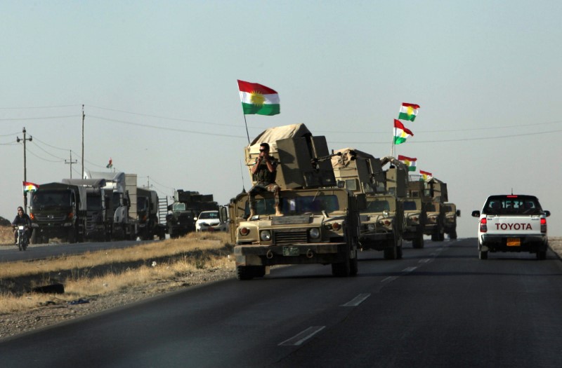 © Reuters. Veículos das forças curdas peshmerga vistos perto de Altun Kupri, no Iraque